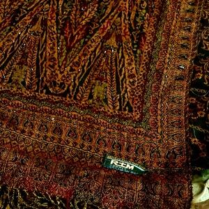 Elegant RT Antique Collectors Club Shaw
beautiful rich warm colors and beaded